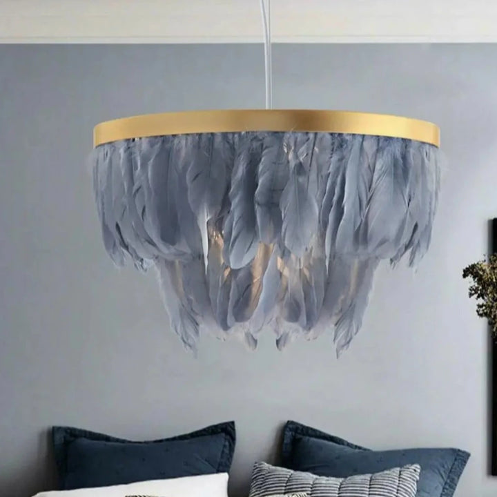 Suspension en plumes colorées sur anneau doré, design art déco. Parfait pour un intérieur raffiné et rétro. Éclairage ajustable pour 5-10 m². Tailles de 40 ou 50 cm. Ampoule non incluse.