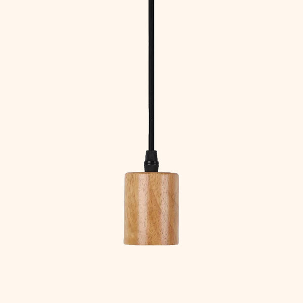 C'est une suspension en bois à forme cylindrique. Elle est minimaliste de style scandinave. Le câble est noir.