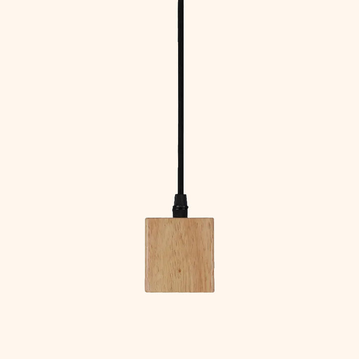 C'est une suspension en bois à forme géométrique carrée. Elle est minimaliste de style scandinave. Le câble est noir.