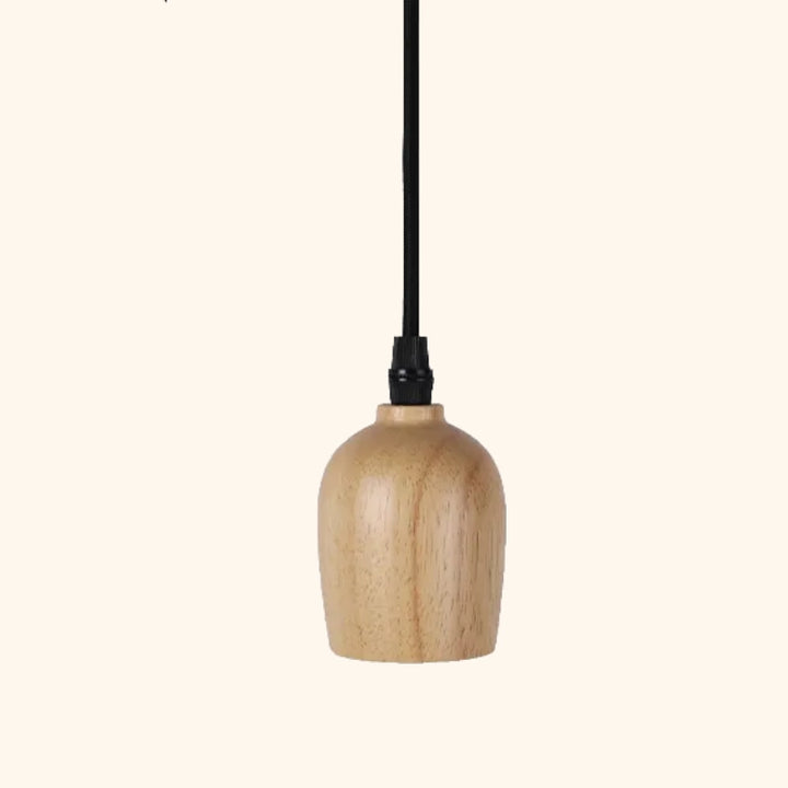 C'est une suspension en bois à forme arrondie. Elle est minimaliste de style scandinave. Le câble est noir.