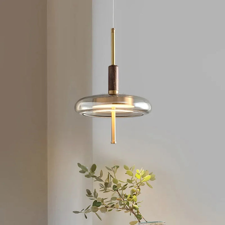 Suspension luminaire vintage doré en verre et bois, éclairage plafonnier intérieur. Ambiance chaleureuse pour toute pièce de la maison.