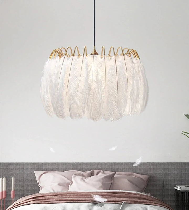 Suspension vintage plumes pendantes blanches éclairant une pièce avec élégance et charme. Parfaite pour chambre ou salon.