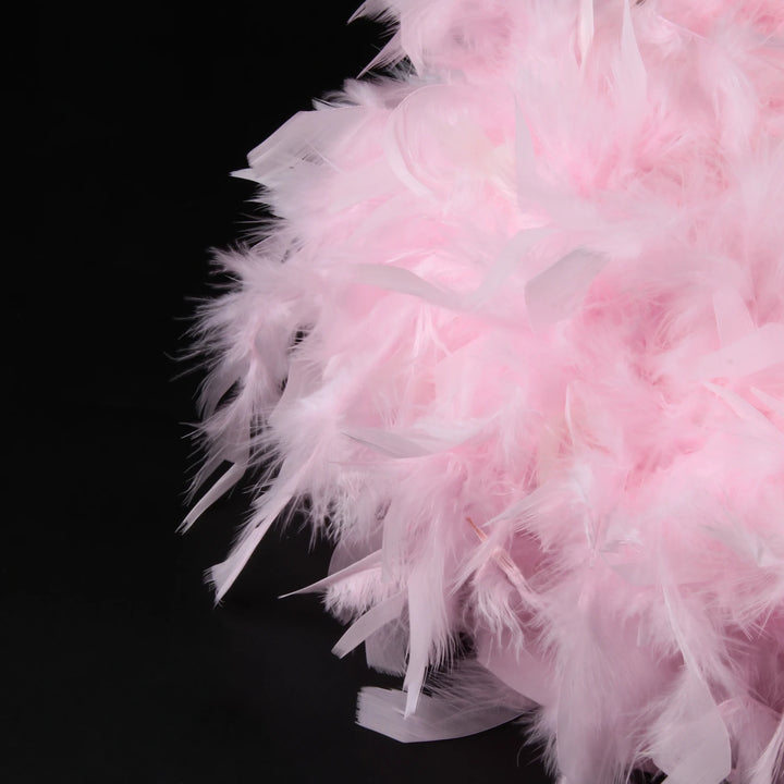 Suspension boule plumes colorées design moderne en rose, blanc et violet, 35x35 cm. Ajoutez une touche d'élégance contemporaine avec cette suspension en plumes d'oie. Parfaite pour le salon ou la chambre, elle offre une lumière douce et apaisante.