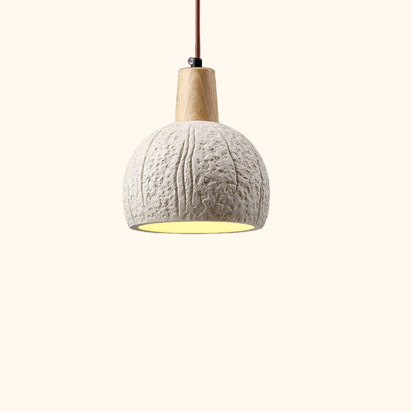 Une suspension globe rainuré en terre cuite avec poignée en bois, éclairant un espace de 5 à 10 m². Parfait pour une décoration intérieure scandinave.