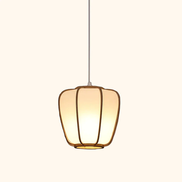 C'est une suspension en forme de lanterne en bambou. Le câble est blanc. 