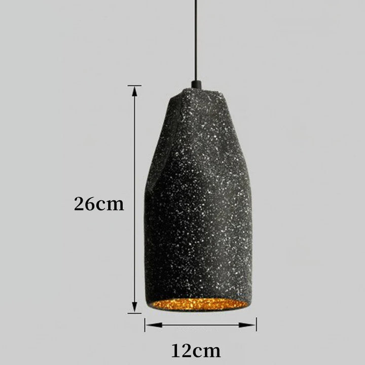 Une suspension ciment terrazzo allongée déformée scandinave avec une ampoule incluse. Parfaite pour illuminer votre espace avec une touche contemporaine, cette suspension ajoute une présence élégante au-dessus de vos tables ou plans de travail. Taille disponible : 12x26 cm.