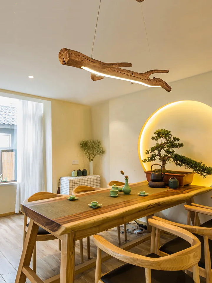 Suspension bois branche design bohème avec LED intégrées, créant une atmosphère chaleureuse et accueillante. Parfait pour un style bohème ou éco-chic dans le salon, la cuisine ou la salle à manger. Dimensions : 90x9 cm.