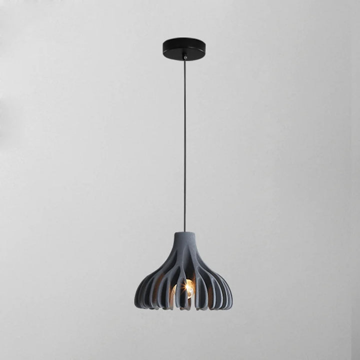 Suspension cloche pétales design scandinave, luminaire plafond avec ampoule. Ambiance nordique pour salon ou cuisine. Taille: 48x18 cm.