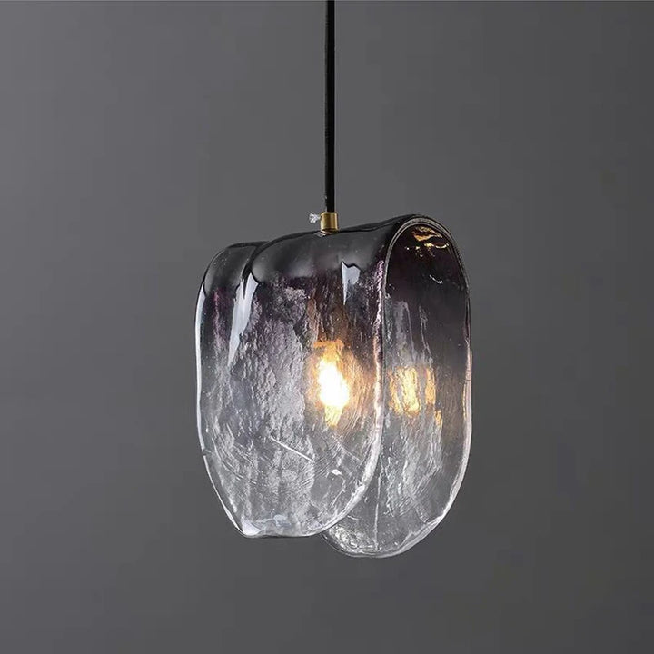 Suspension verre givré gris plié moderne avec ampoule - Éclairage contemporain élégant pour espaces de vie de 10-15 m². Ambiance chaleureuse et accueillante grâce à sa finition givrée et sa forme pliée. Parfait pour chambre, salon et cuisine. Ampoule incluse.