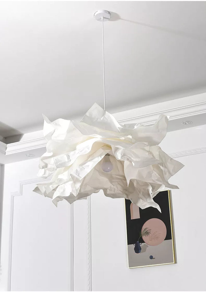 Une suspension nuage en papier blanc avec ampoule, design vintage. Créez une atmosphère douce et poétique dans votre intérieur. Tailles disponibles : D43 cm, 60 cm, 85 cm. Ampoule LED incluse. Parfait pour la chambre, le salon ou la cuisine.