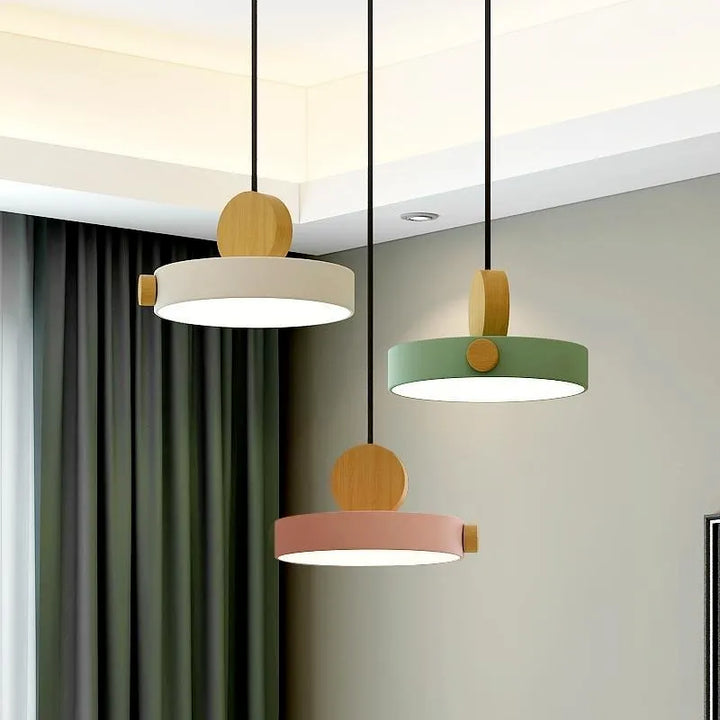 Suspension bois ronde géométrique avec éclairage LED et finition boisée. Ambiance scandinave et naturelle pour votre intérieur.