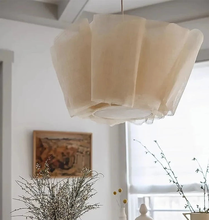 Suspension pliage tissu lin design bohème, diffuse une lumière douce et accueillante. Parfait pour une ambiance chaleureuse et naturelle dans votre intérieur.