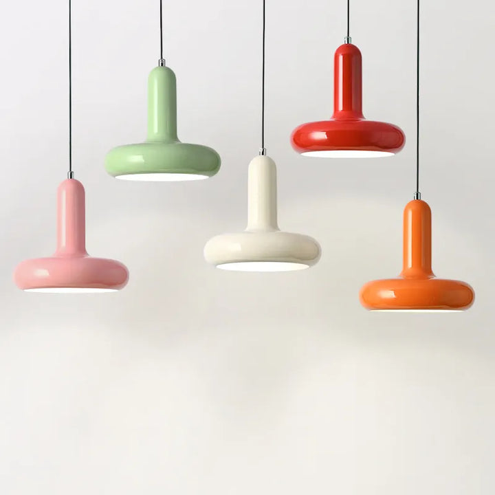 Suspension métal coloré design art déco avec ampoule LED, apportant une touche de couleur et d'élégance à votre intérieur. Parfait pour chambre, cuisine, salon ou couloir. Disponible en rose, blanc crème, orange, rouge et vert. Dimensions: 20x20 cm.