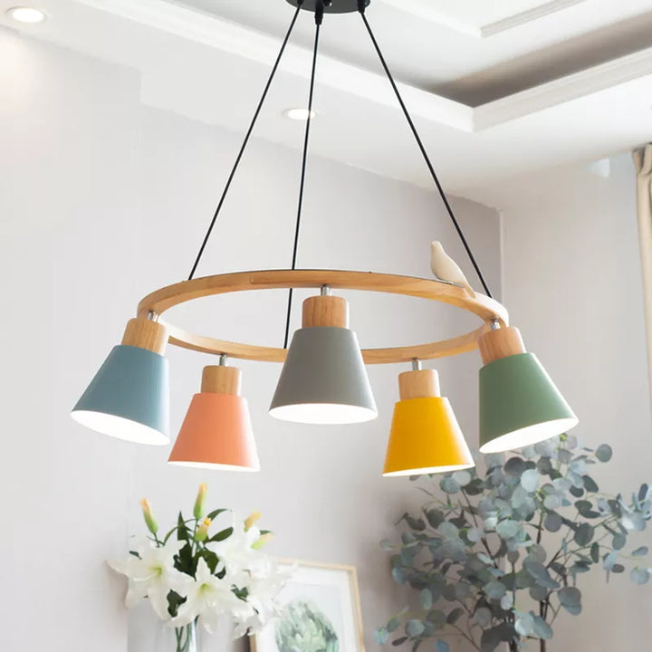 Suspension bois coloré cercle oiseau 5 lampes, éclairant un espace de vie moderne avec une ambiance chaleureuse et accueillante.
