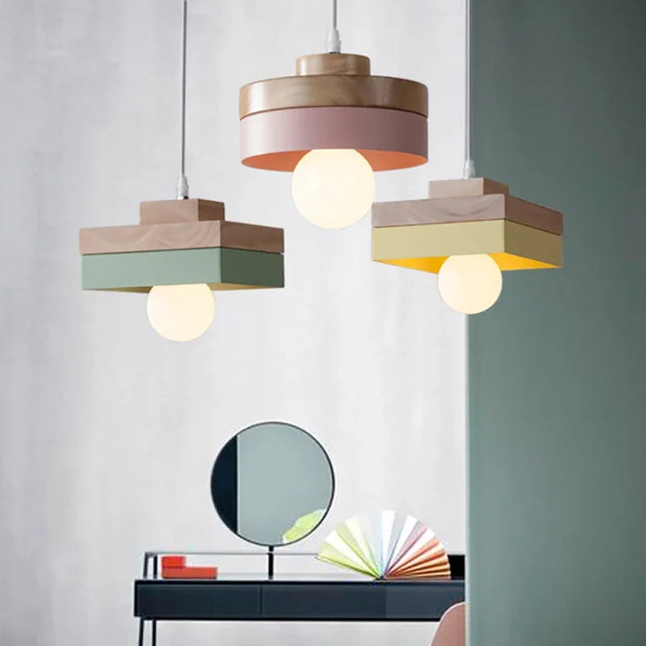 Suspension bois ronde bicolore design scandinave avec éclairage LED blanc chaud ou froid. Parfait pour un éclairage d'ambiance dans salon ou chambre. Ampoule incluse.