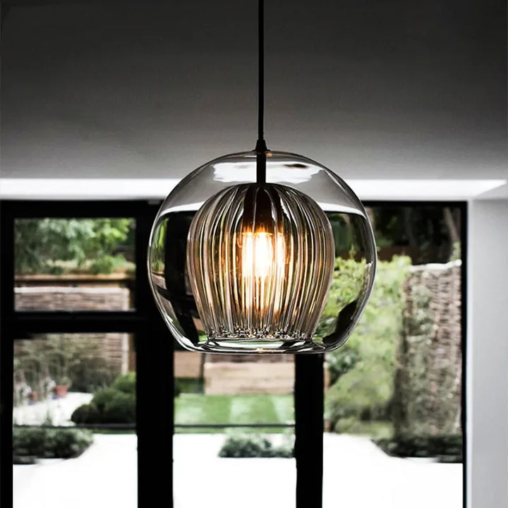 Suspension vintage double cloche en verre, diffuse une lumière chaleureuse et élégante pour un intérieur raffiné. Parfait pour salon ou chambre. Ampoule incluse.