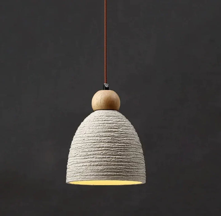 Suspension cloche rainurée terre cuite bois scandinave - un luminaire avec poignée en bois, une sculpture détaillée et un chapeau élégant. Parfait pour créer une atmosphère chaleureuse et apaisante dans votre salon, cuisine ou chambre. Ampoule incluse, choix de blanc chaud, blanc froid ou lumière naturelle. Taille disponible : 16x19 cm. LampeSuspension.com, Site de vente de lampes suspension pour toutes les pièces de la maison.