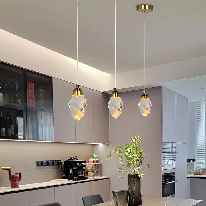 Suspension cristal pierre LED moderne dorée, métal et cristal, 140x80 mm, éclairage blanc chaud/froid, ampoule LED 5W incluse. Idéale pour cuisine, salon, salle à manger. Élégance moderne pour votre intérieur.