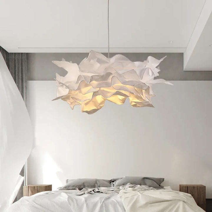 Suspension nuage en papier design vintage, éclairant une pièce avec douceur et poésie. Modulable et unique, cette lampe suspendue blanche offre une lumière douce et diffuse. Parfaite pour une déco légère et épurée, elle s'adapte à toutes les pièces de la maison. Ampoule LED incluse.