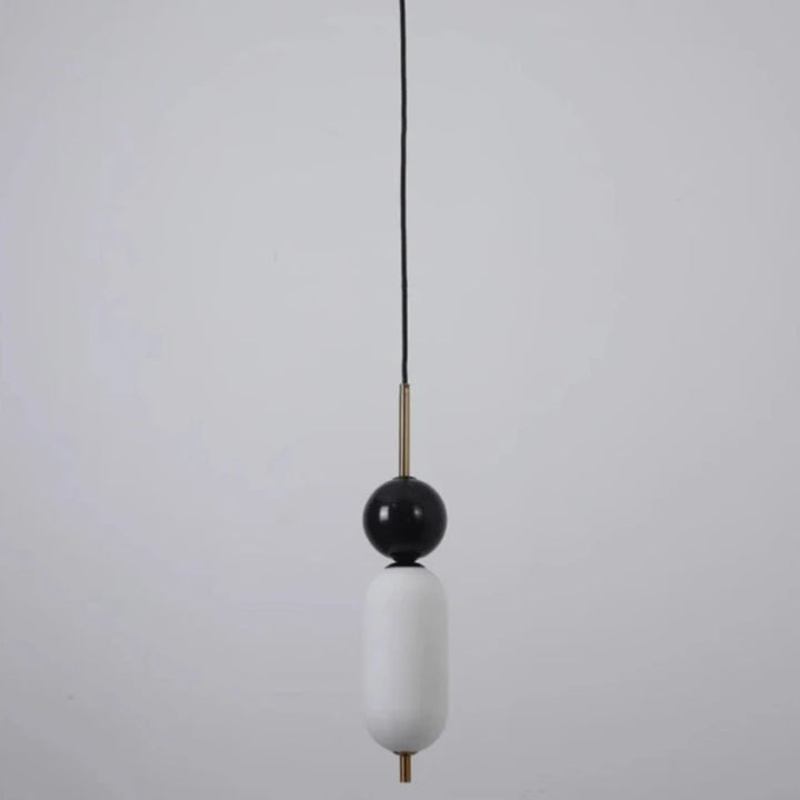 Suspension moderne bicolore, boule noire marbre. Lampe murale intérieure élégante. Design minimaliste avec abat-jour doré. Parfait pour toutes les pièces.