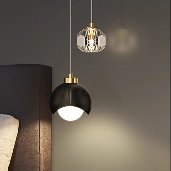 Suspension LED double moderne avec cristal, boule lumineuse, vue rapprochée. Ambiance élégante pour éclairage intérieur. Inspiré par LampeSuspension.com.