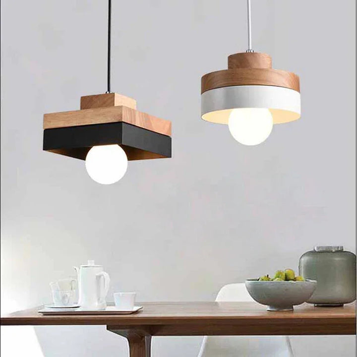 Suspension bois ronde bicolore design scandinave avec éclairage LED. Parfaite pour un éclairage d'ambiance dans un salon ou une chambre. Ampoule incluse. Dimensions : 18x16 cm. Longueur de câble : 110 cm.