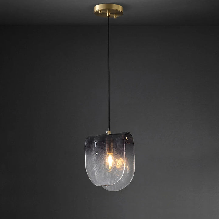 Suspension verre givré gris plié moderne, éclairage contemporain pour espaces de vie de 10-15 m². Ambiance chaleureuse et accueillante avec finition givrée et forme pliée. Ampoule incluse.