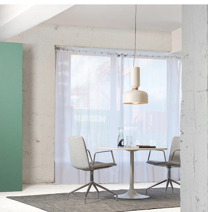 Suspension Diabolo Scandinave Minimaliste - Table et chaises dans une pièce avec une lampe suspendue au design épuré. Idéale pour un décor nordique ou industriel. Disponible en noir ou blanc. Ajoute une touche de finesse à votre espace de vie.