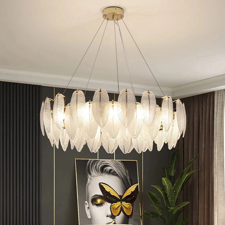 Suspension anneau plumes blanches en verre design bohème, éclairage doux et accueillant pour un intérieur luxueux et élégant. Parfait pour illuminer un salon ou une salle à manger de 5 à 8 m². Ampoules LED incluses. Taille: 50x23 cm.