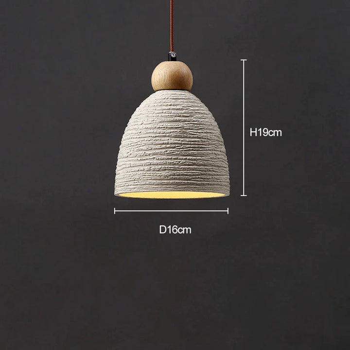 Suspension cloche rainurée en terre cuite avec poignée en bois et boule en bois, style scandinave. Éclairage naturel, blanc chaud ou blanc froid. Parfaite pour un éclairage de 5 à 10 m² dans le salon, la cuisine ou la chambre. Ampoule incluse. Taille : 16x19 cm.