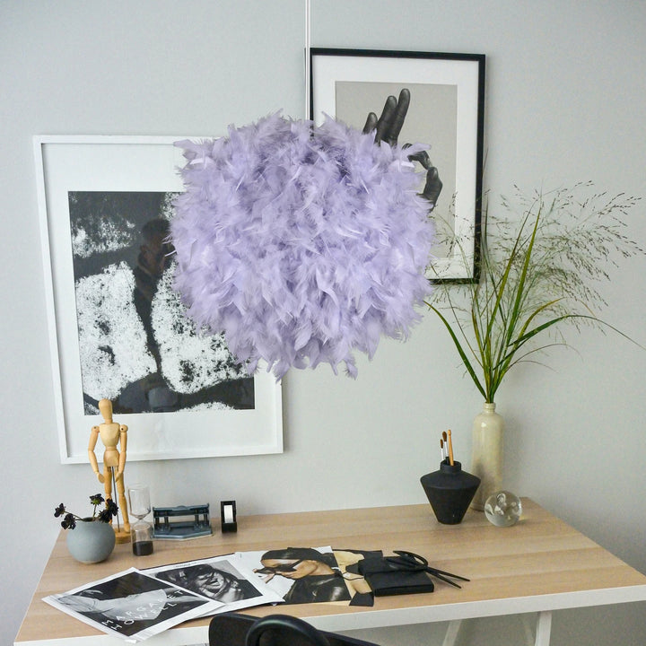 Suspension boule plumes colorées design moderne, violet, plumes d'oie, 35x35 cm, câble blanc 100 cm, salon, chambre, éclairage doux et apaisant.