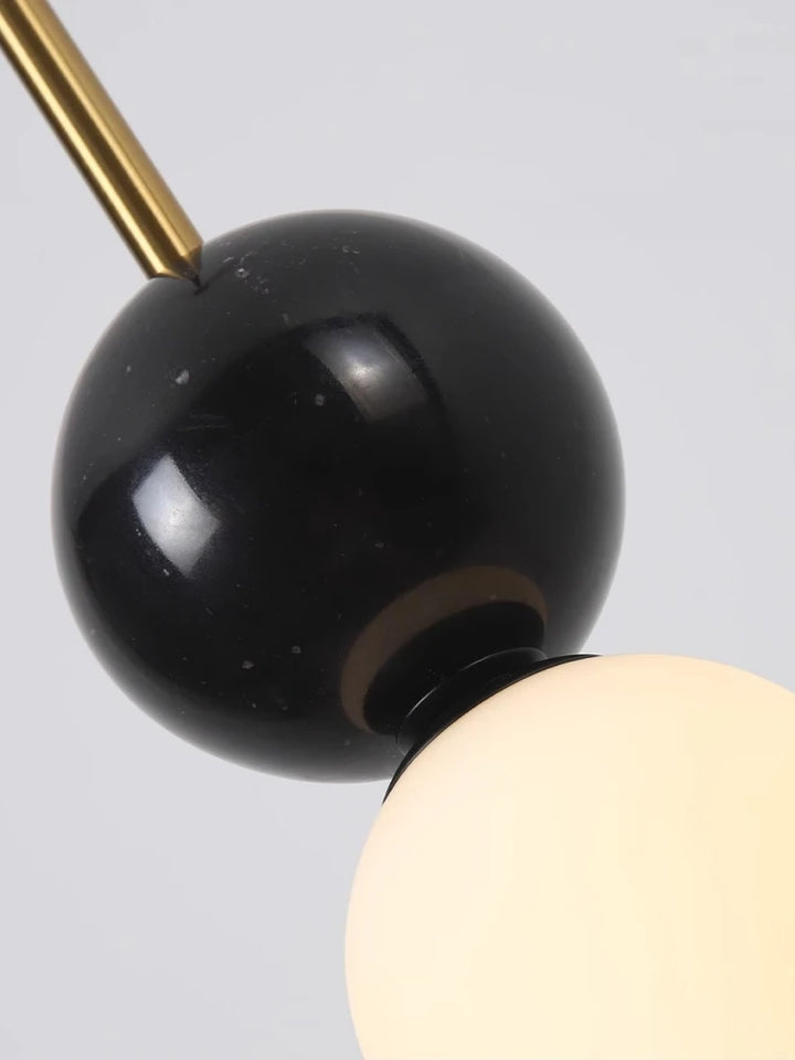 Suspension moderne bicolore boule noire marbre. Lampe noire et dorée, sphère avec abat-jour blanc. Élégance contemporaine pour illuminer toutes les pièces.