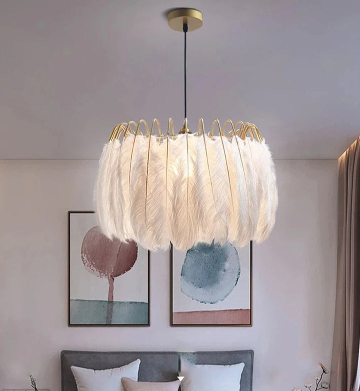 Suspension vintage plumes pendantes blanches éclairant une pièce avec élégance et charme. Parfaite pour votre intérieur, cette suspension en plumes blanches captivantes est dotée d'un câble noir contrastant. Disponible en 50 cm ou 60 cm, elle diffuse une lumière chaude ou froide, créant une atmosphère relaxante et chic. LampeSuspension.com, votre destination pour les lampes suspension de qualité pour toutes les pièces de la maison.