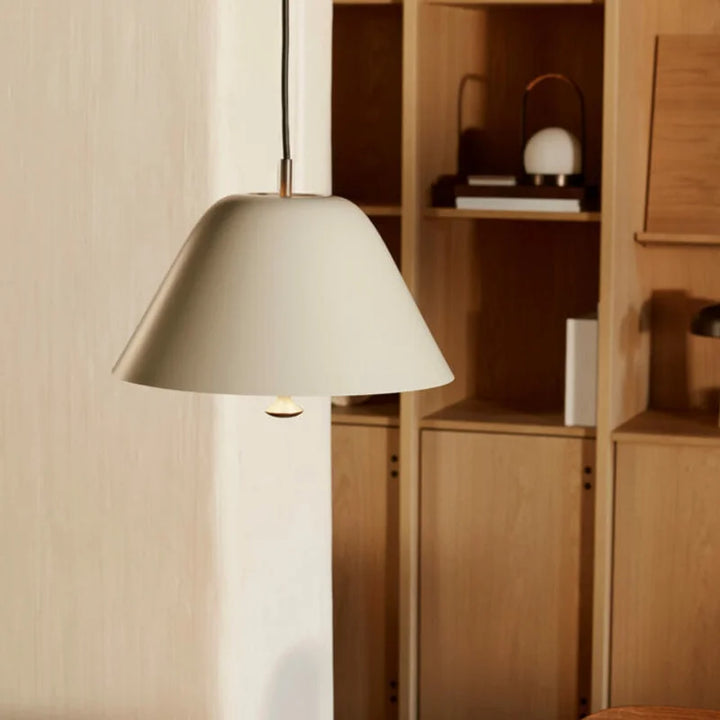 Suspension métallique minimaliste avec détails dorés vintage, éclairage rétro élégant et simple pour une touche luxueuse. Disponible en différentes tailles et couleurs. Ampoule incluse. Parfait pour le salon ou la cuisine.