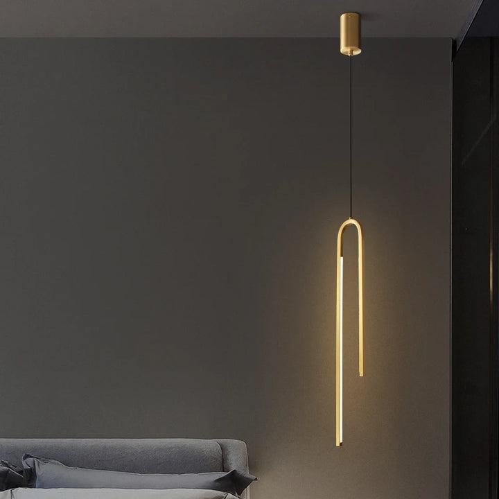 Suspension en cuivre doré forme U inversé style moderne, éclairage ajustable à trois nuances pour salon ou chambre. Ampoule LED incluse.