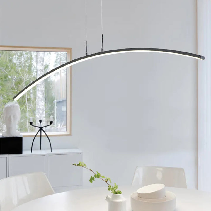 Suspension métal arche design moderne avec lumière LED ajustable pour salon ou cuisine. Ampoule incluse. Taille: 120 cm.