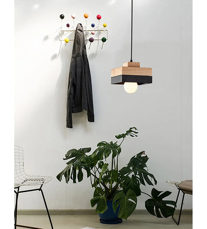 Suspension bois carré bicolore design scandinave avec éclairage LED blanc chaud ou froid. Parfait pour un éclairage d'ambiance dans un salon ou une chambre.