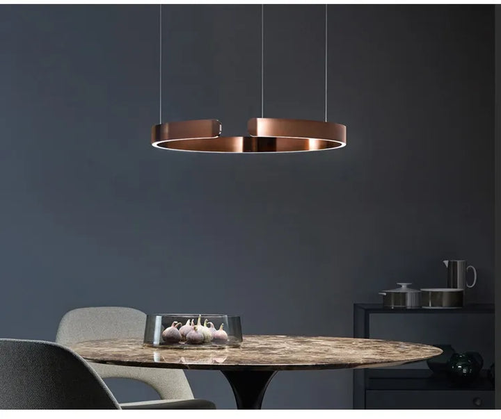 Suspension métal anneau ouvert avec objet rond sur une table. Ampoule LED incluse. Parfaite pour créer un point focal dans votre espace.