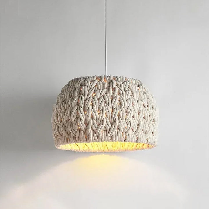 Suspension cloche en corde tressée design scandinave, éclairage chaleureux et design texturé pour une ambiance nordique dans votre intérieur. Ampoule incluse, taille 40x24 cm, câble blanc ajustable. Idéale pour chambre, cuisine et salon. LampeSuspension.com