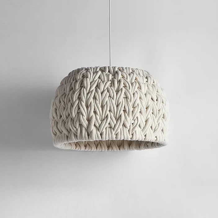 Suspension cloche en corde tressée design scandinave, éclairage chaleureux et design texturé pour une ambiance nordique dans votre espace. Taille 40x24 cm, câble blanc ajustable de 150 cm. Ampoule E27 incluse, éclairage polyvalent. Parfait pour chambre, cuisine, salon.