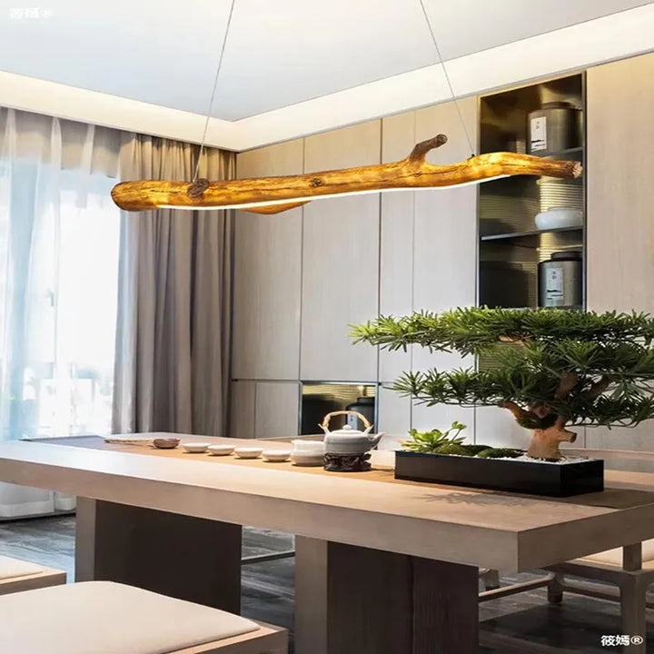 Suspension bois branche design bohème avec LED intégrées, créant une atmosphère chaleureuse et accueillante. Parfait pour un style bohème ou éco-chic dans le salon, la cuisine ou la salle à manger. Dimensions: 90x9 cm.