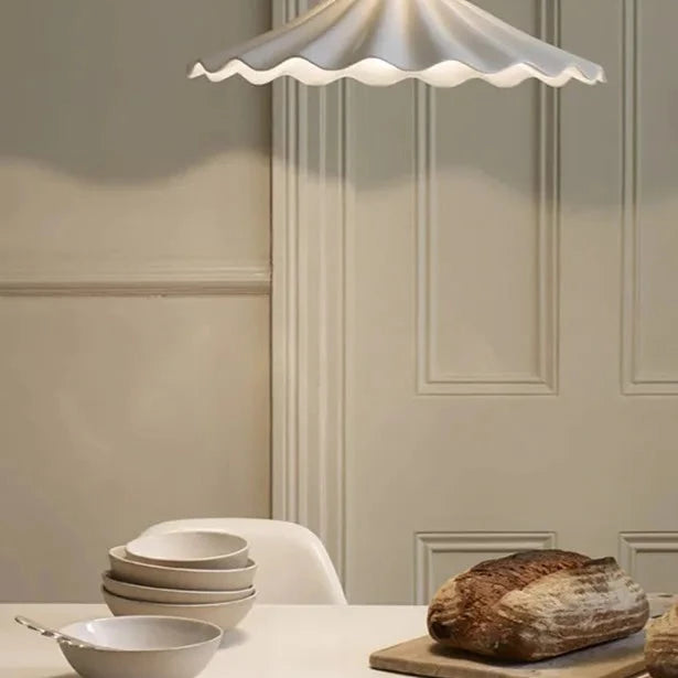 Suspension en céramique blanche ondulée vintage avec bols et pain sur une table
