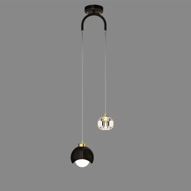 Suspension LED moderne avec double cristal et boule, élégante chandelier noir et or. Idéale pour illuminer toutes les pièces de la maison.