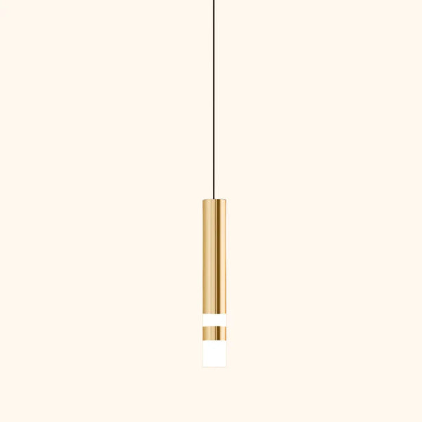 C'est une suspension en laiton doré. Elle est cylindrique avec une partie lumineuse en forme d'anneau et au bout de la lampe. . Le câble est noir.