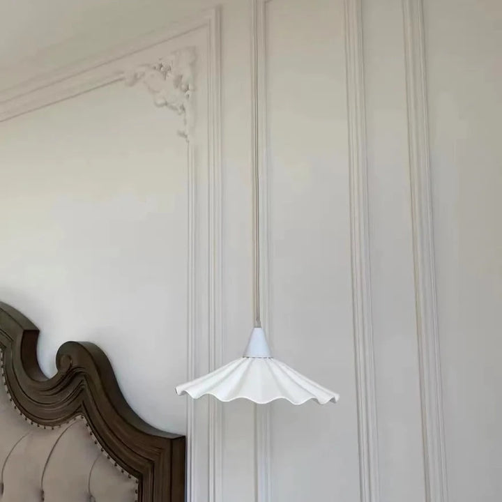 Suspension en céramique blanche ondulée vintage, diffuse une lumière douce et apporte une touche de grâce vintage à votre intérieur. Idéale pour salle à manger ou salon. Taille: 30x20 cm. Ampoule incluse.