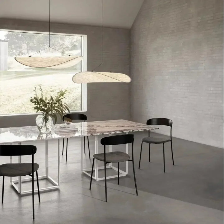 Suspension moderne vague en tissu blanc avec table et chaises, vase de fleurs. Parfait pour un intérieur contemporain ou scandinave. Disponible en différentes tailles. Ampoule LED incluse. Éclairage ajustable.