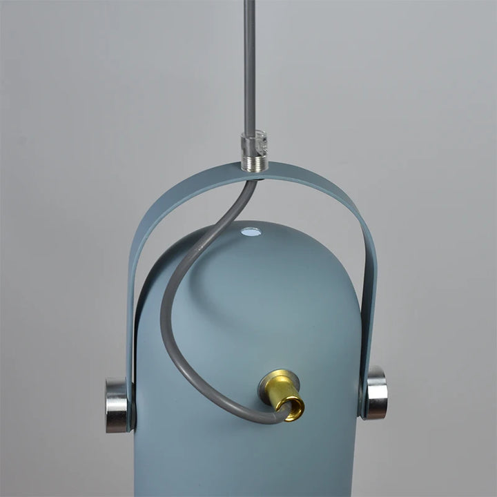 Suspension scandinave métal coloré cloche avec anse, éclairage ciblé pour petits espaces. Forme distinctive, anse pratique. Idéale pour créer une ambiance cosy et contemporaine.
