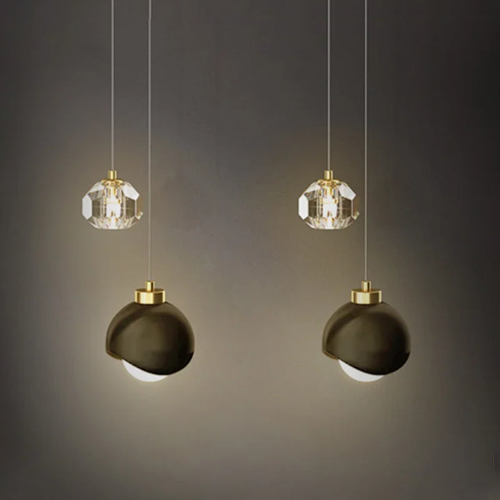 Suspension LED moderne avec double cristal boule, éclairage intérieur élégant. Lampe noire et dorée, abat-jour chic. Ambiance lumineuse sophistiquée.