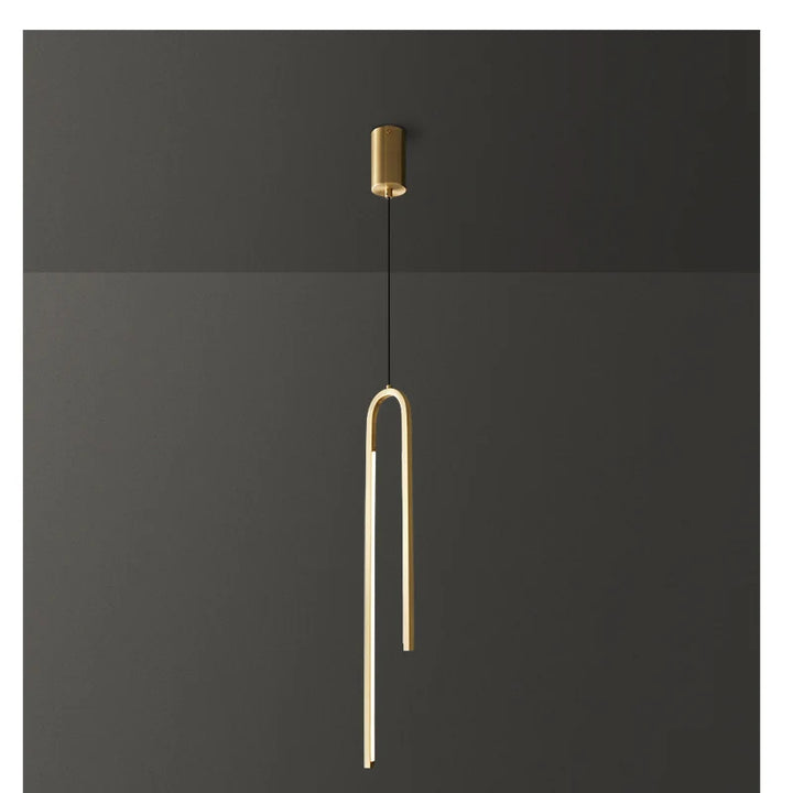 Suspension en cuivre doré forme U inversé style moderne avec lumière ajustable. Idéale pour salon ou chambre. Ampoule LED incluse.