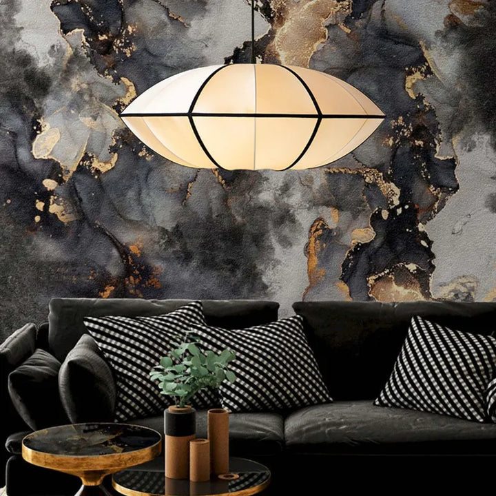 Suspension tissu globe plat design vintage éclairant une pièce avec une ambiance chaleureuse et douce. Parfait pour salon, chambre ou salle d'étude. Ampoule incluse.